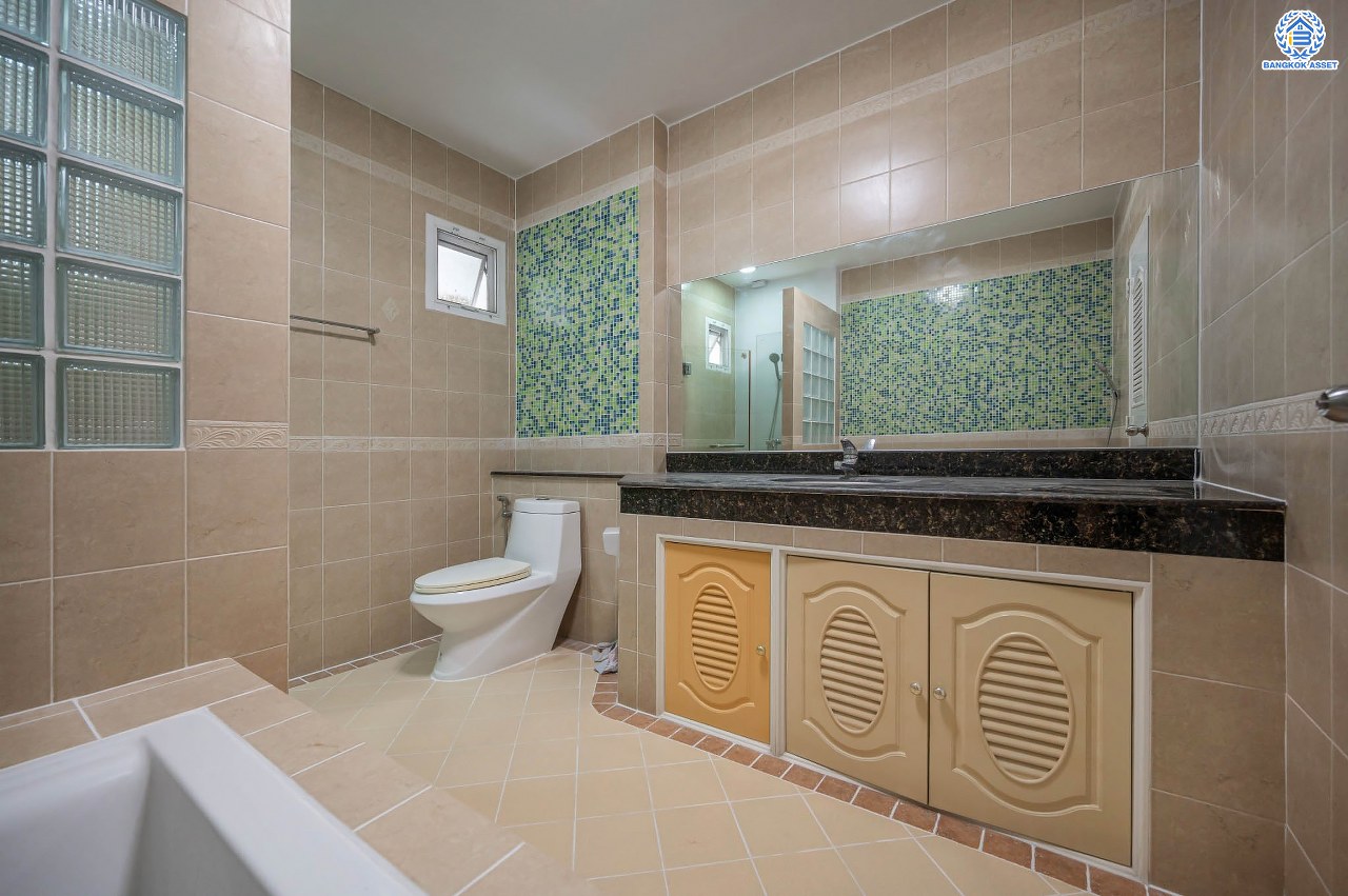 บ้านเดี่ยวมือสอง โครงการ เดอะวอเตอร์เฮ้าส์ กาญจนาฯ-บางบอน รองรับทุกความสุข เนื้อที่ 117.1 ตร.ว. ฟังก์ชัน 5 ห้องนอน 4 ห้องน้ำ 1 ห้องอเนกประสงค์ 1 ห้องแม่บ้าน จอดรถได้ 1 คัน บนทำเลใกล้รถไฟฟ้าสายสีน้ำเงิน "สถานีหลัก2" และจุดขึ้นทางด่วน "พระราม2" และ The Mall บางแค